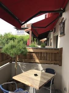 Terrasse abritée par un store