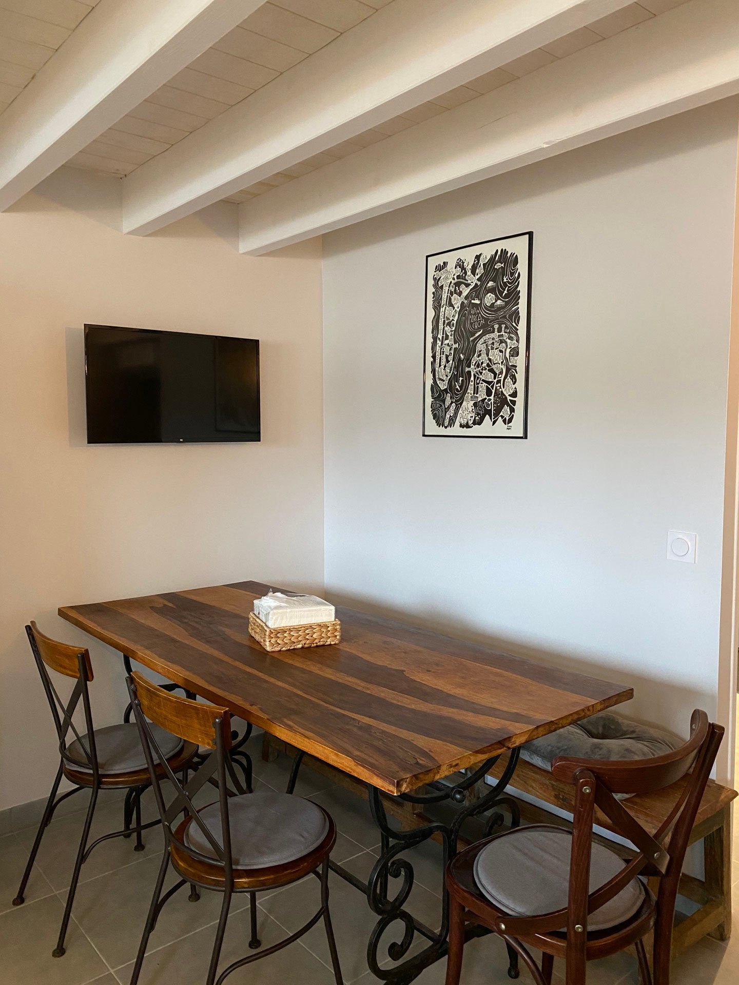 Le coin repas à côté de la cuisine