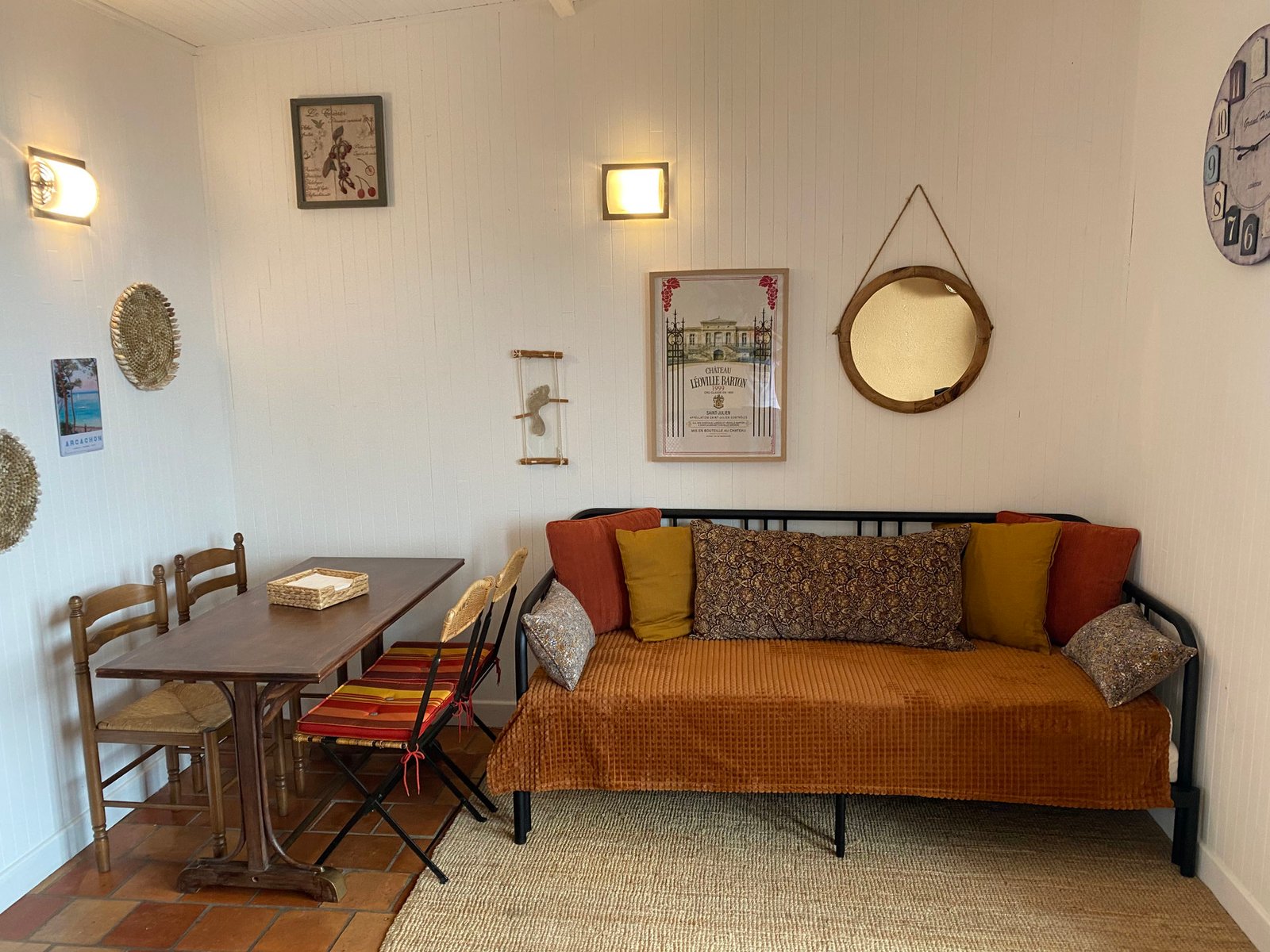 Le coin repas et sa banquette-lit