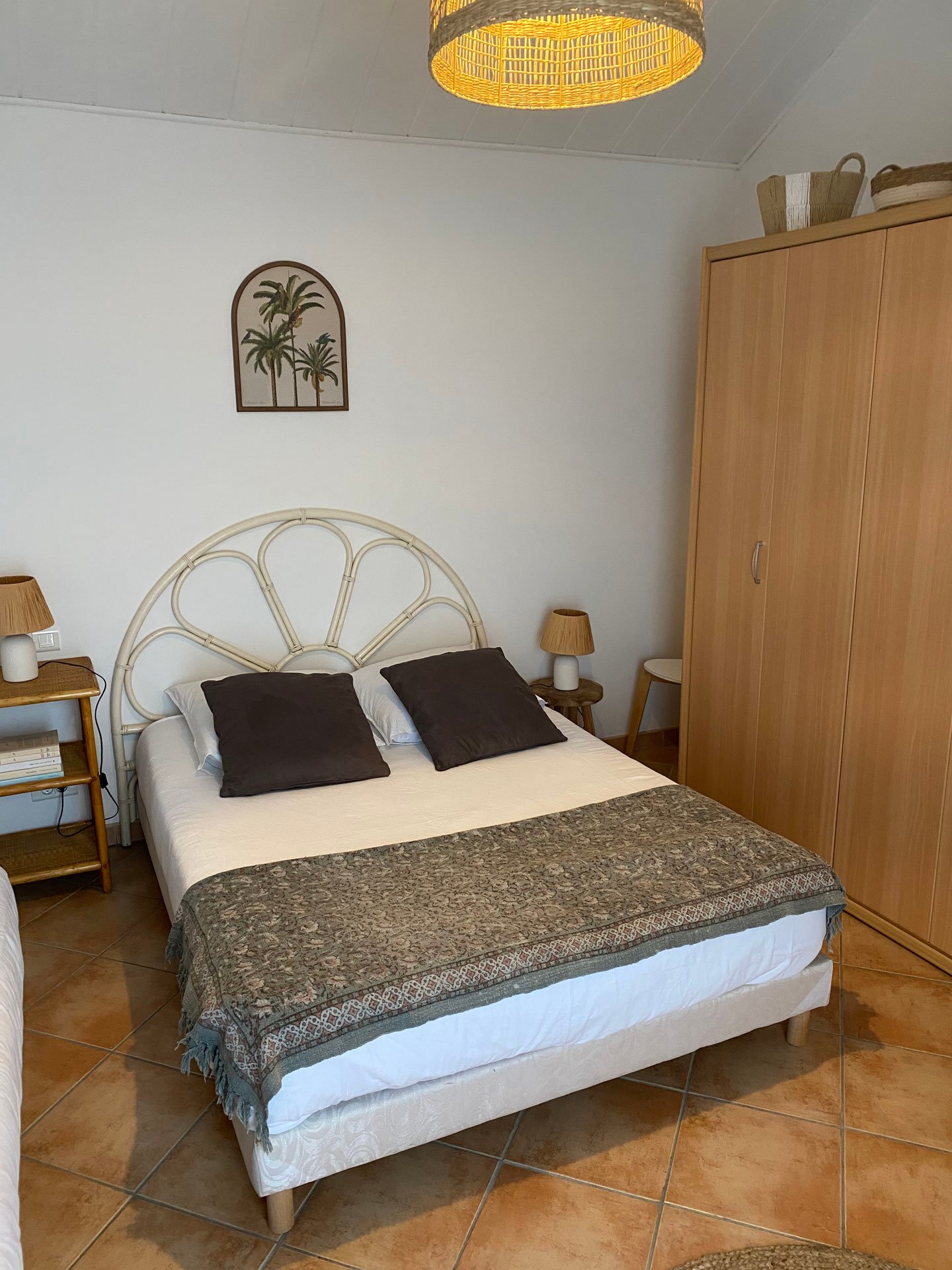 Chambre avec lit double donnant sur la terrasse